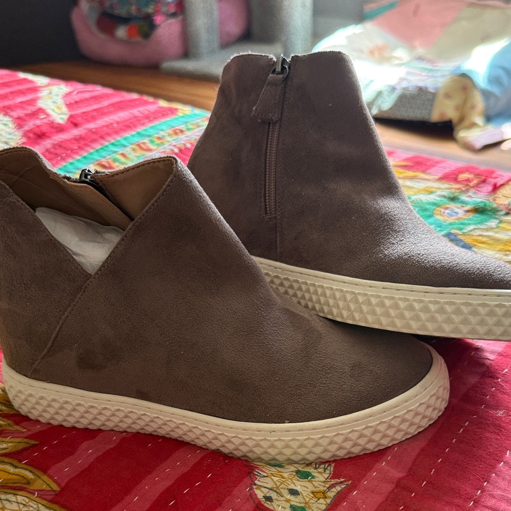 Aerosoles Stylish Mocha Ankle Booties with Side Zipper in suede-like material.